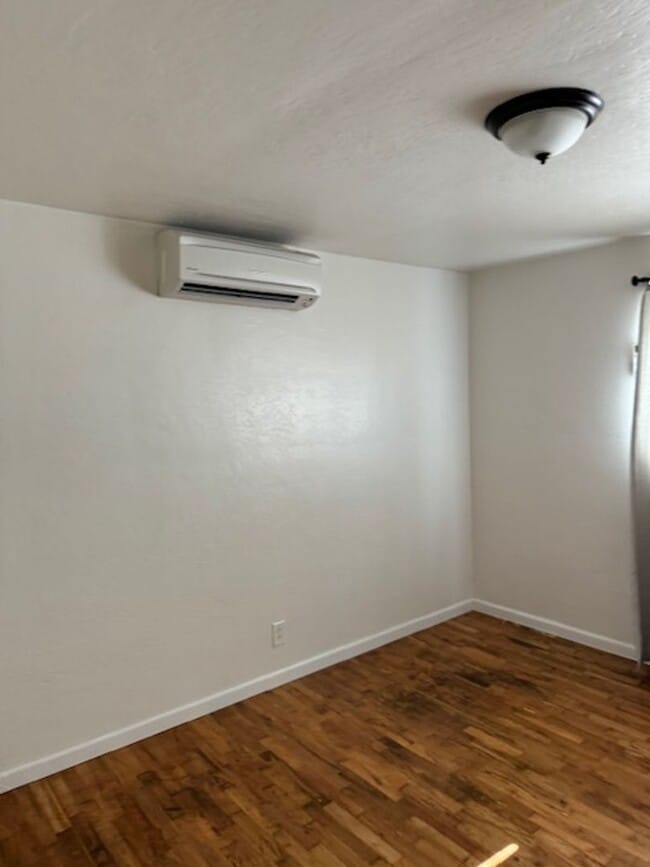 Building Photo - SINGLE LEVEL HOME WITH SPACIOUS FENCED IN YARD