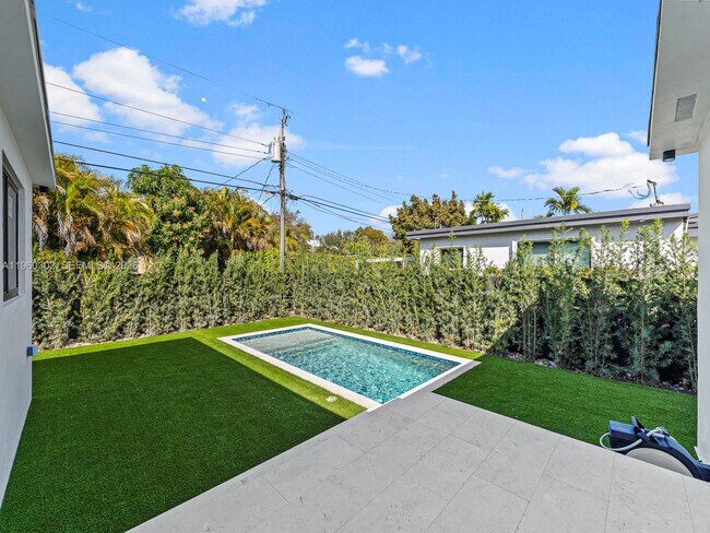 Building Photo - 5841 SW 13th St