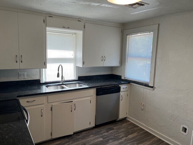 Building Photo - 2912 N Independence Ave