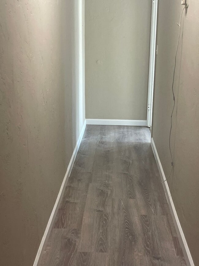 Building Photo - 712 W Hammond Ave