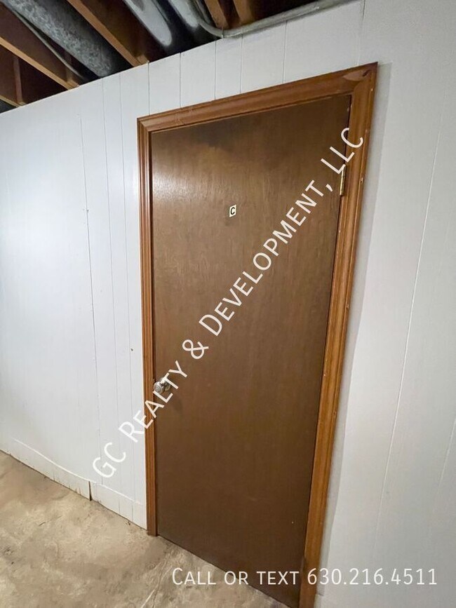 Building Photo - 13 Simpson St