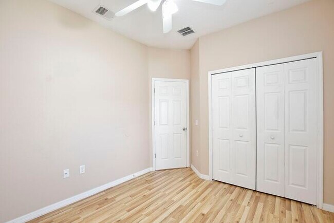 Building Photo - Spacious 4/2 Home with a Large Fenced Backyard and a 2 Car Garage Located in Buena Ventura Lakes ...