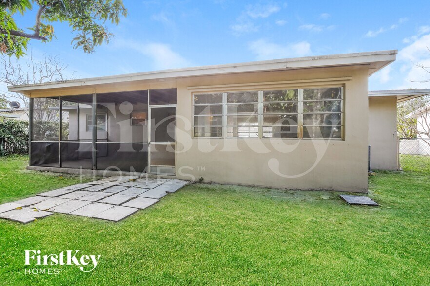 Building Photo - 621 SW 69th Terrace