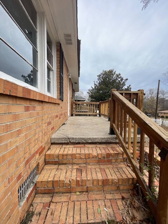 Building Photo - 3 bedroom 1.5 Bathroom