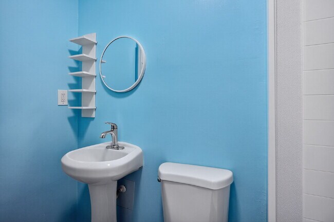 Building Photo - Cozy bungalow close to everything