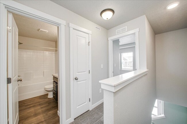 Building Photo - Cute Townhome in SW Boise
