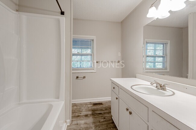 Building Photo - HOLIDAY SPECIAL! SIGN A LEASE BY NOVEMBER ...