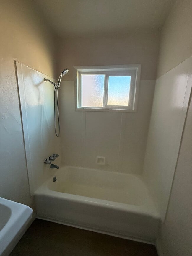 Building Photo - 4470