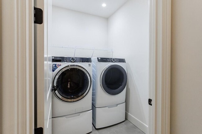 Building Photo - 81 Delmont Dr NE