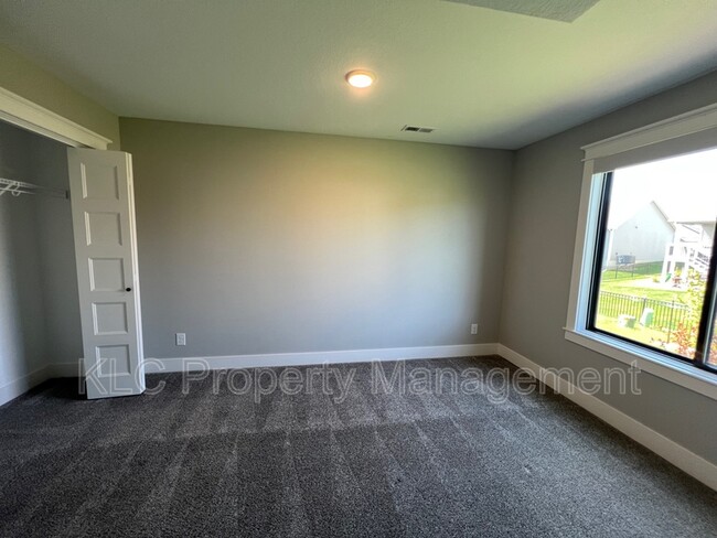 Building Photo - 2850 Sunflower Dr