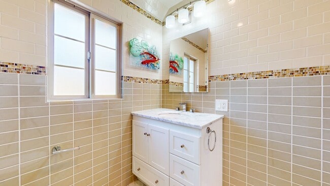 Building Photo - Beautiful Home Available In North Berkeley!