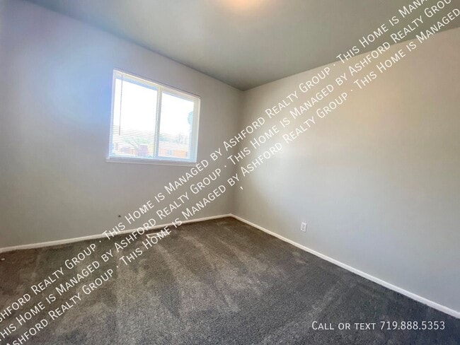 Building Photo - 2230 Ivanhoe Dr
