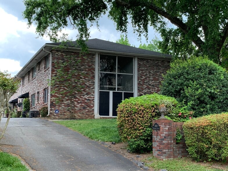 FRONT VIEW - 3668 Kingsboro Rd NE