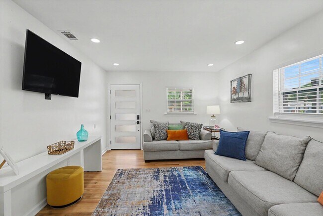 Building Photo - 713 Stafford St