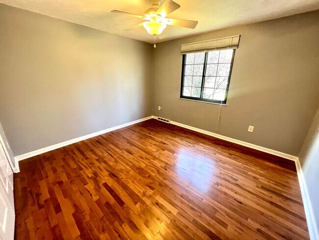 Building Photo - Sewickley Heights - Gorgeous Townhouse - 3 Bedroom 2 Bathroom - Swimming Pool and Tennis Courts