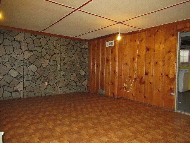 Building Photo - Charming 3 Bedroom/1 Bathroom Townhome with Finished Basement in New Northwood, MD!