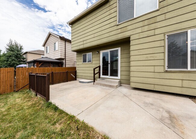 Building Photo - Newly Updated 4 Bed Home Centrally Located