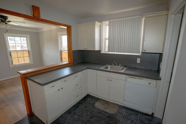 Building Photo - Update charming 3 bedroom bungalow