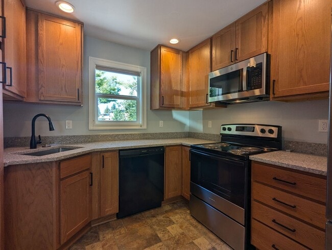 Building Photo - Beautiful 2 bedroom/1 bath home with solid surface flooring!