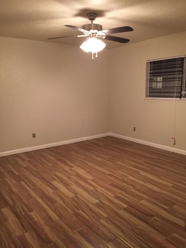 Building Photo - 407/409E. Alexander