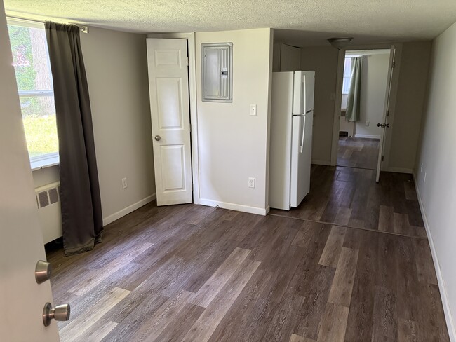 Building Photo - Eastlawn Properties