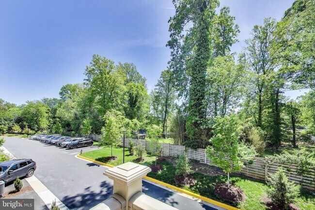 Building Photo - 5004 Oakmoore Dr
