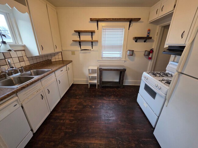 Building Photo - 3 Bedroom and 2 Full Bathroom Single Family Home