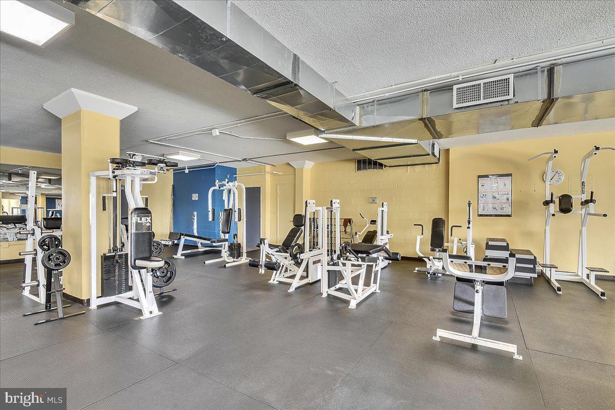 Building Photo - 4600 S Four Mile Run Dr