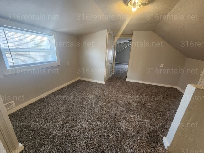 Building Photo - $1,199 - 4 bedroom / 2.5 bathroom - Single Family Home