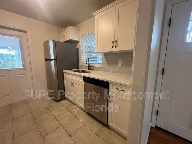 Building Photo - 1222 SE 3rd St