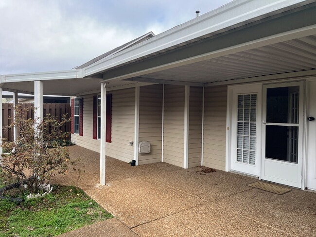 Building Photo - 135 Lake Chateau Dr