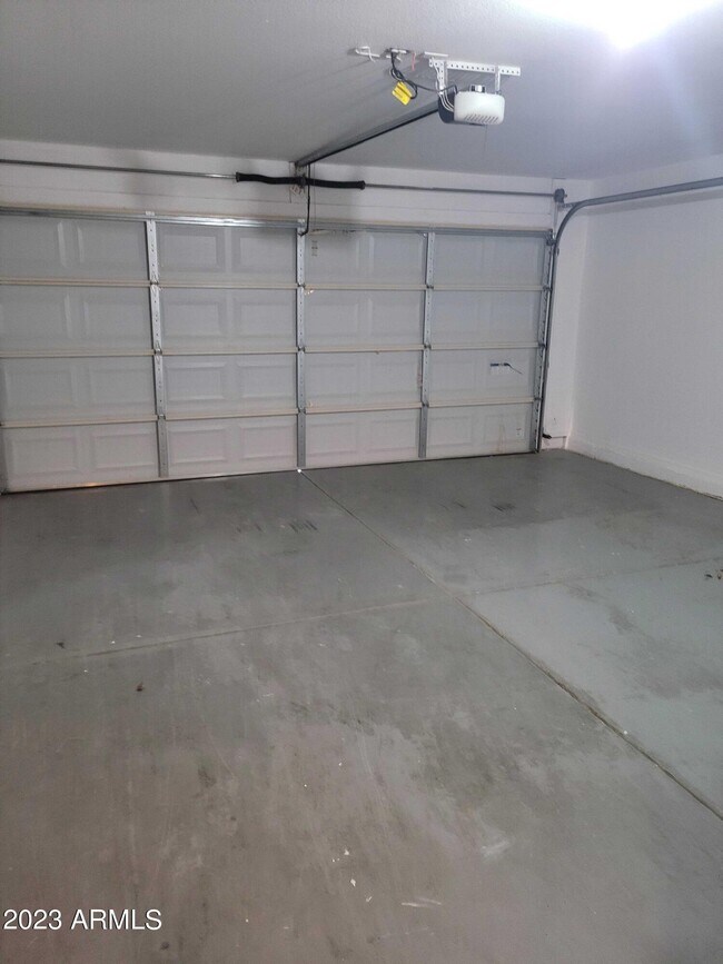 Building Photo - 1679 N La Fresa Dr