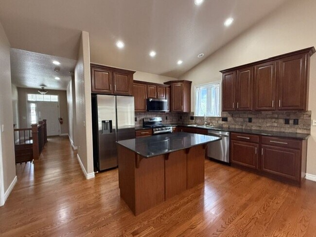Building Photo - 400 Sterling Dr