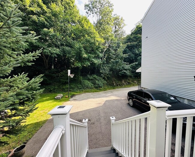 Building Photo - 20 Rockview Rd