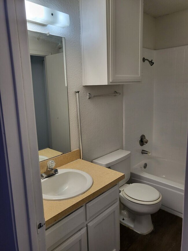 Building Photo - 1209 Avondale Ct