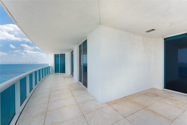 Building Photo - 2711 S Ocean Dr