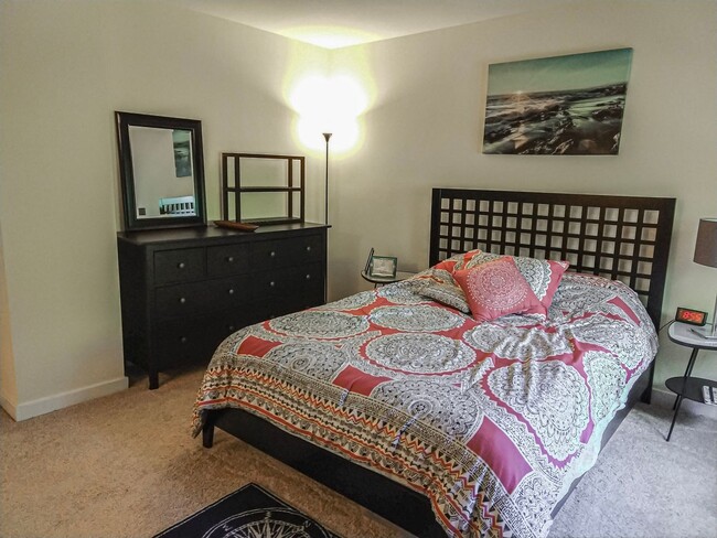 Building Photo - Spacious 4 Bedroom 3.5 Bathroom End Unit T...