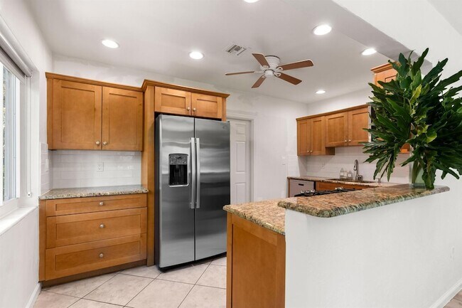 Building Photo - 1120 N Palmway