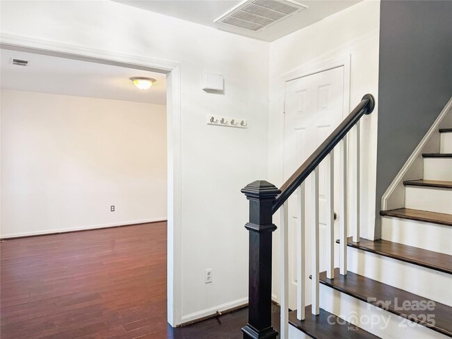 Building Photo - 8509 Golf Ridge Dr