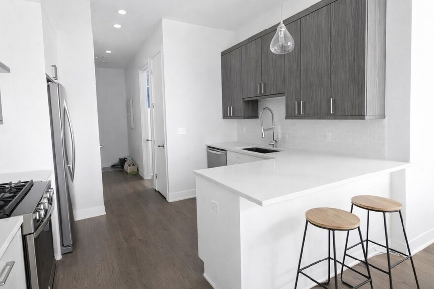 Building Photo - 2217 W Madison St