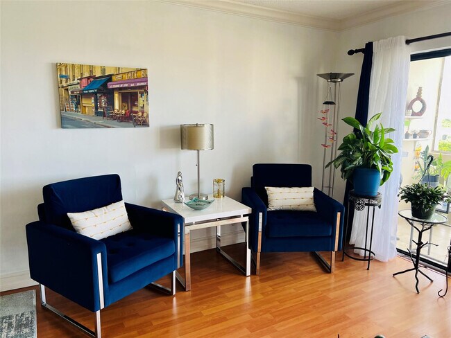 Building Photo - 800 NE 195th St