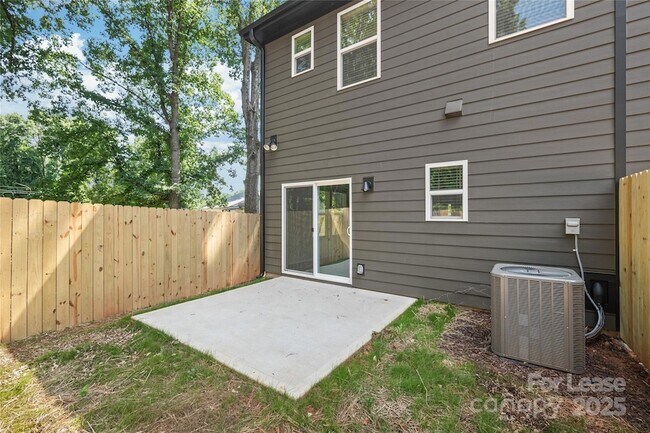 Building Photo - 2025 Wilson Ave