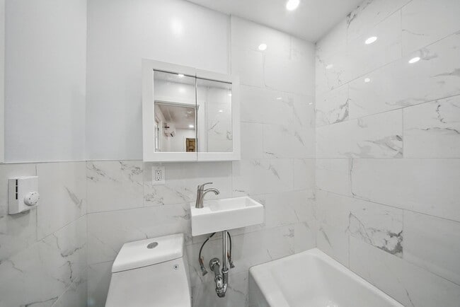 Building Photo - 14 Yankee Pl