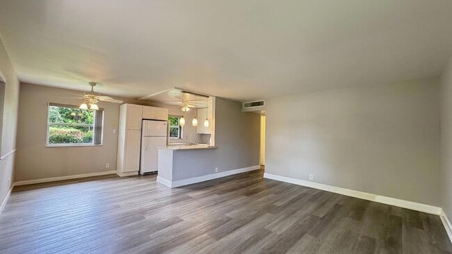 Building Photo - 220 Seville Dr