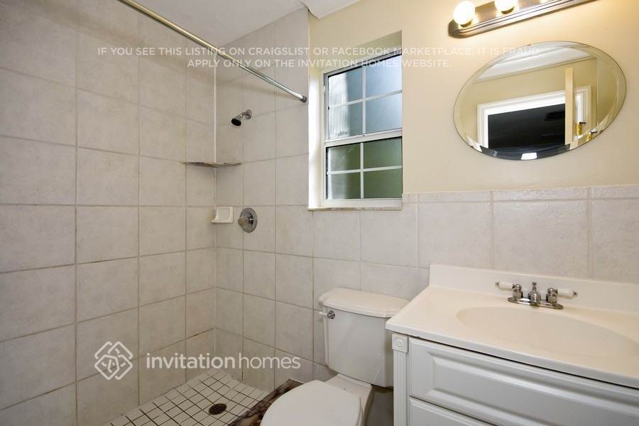 Building Photo - 1725 Pine Tree Dr