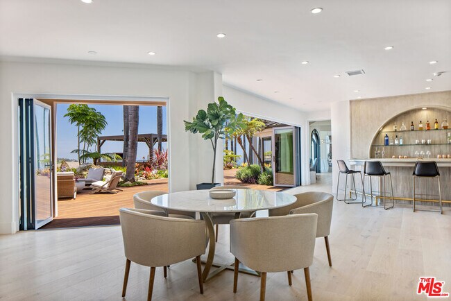 Building Photo - 5868 Zumirez Dr