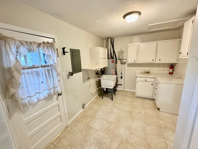 Building Photo - Newly Painted 4BR/2BA house in Pembroke Me...