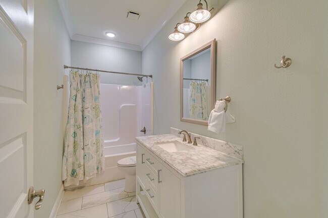 Building Photo - 13941 Del Rio Dr