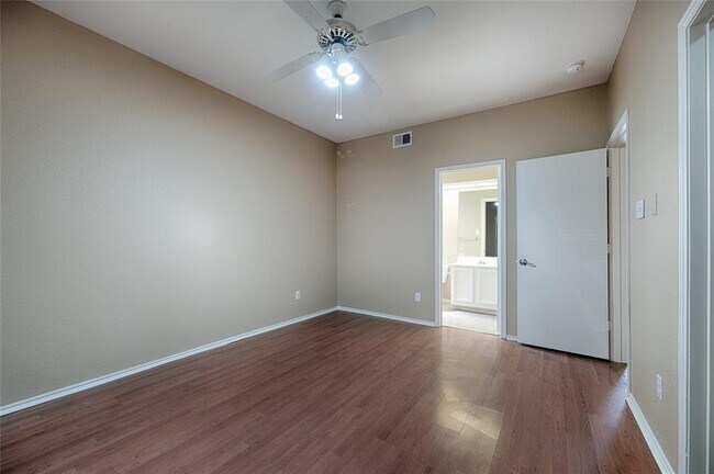 Building Photo - 4711 Spicewood Springs Rd
