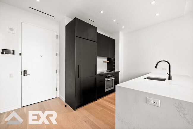 Building Photo - 329 Broadway